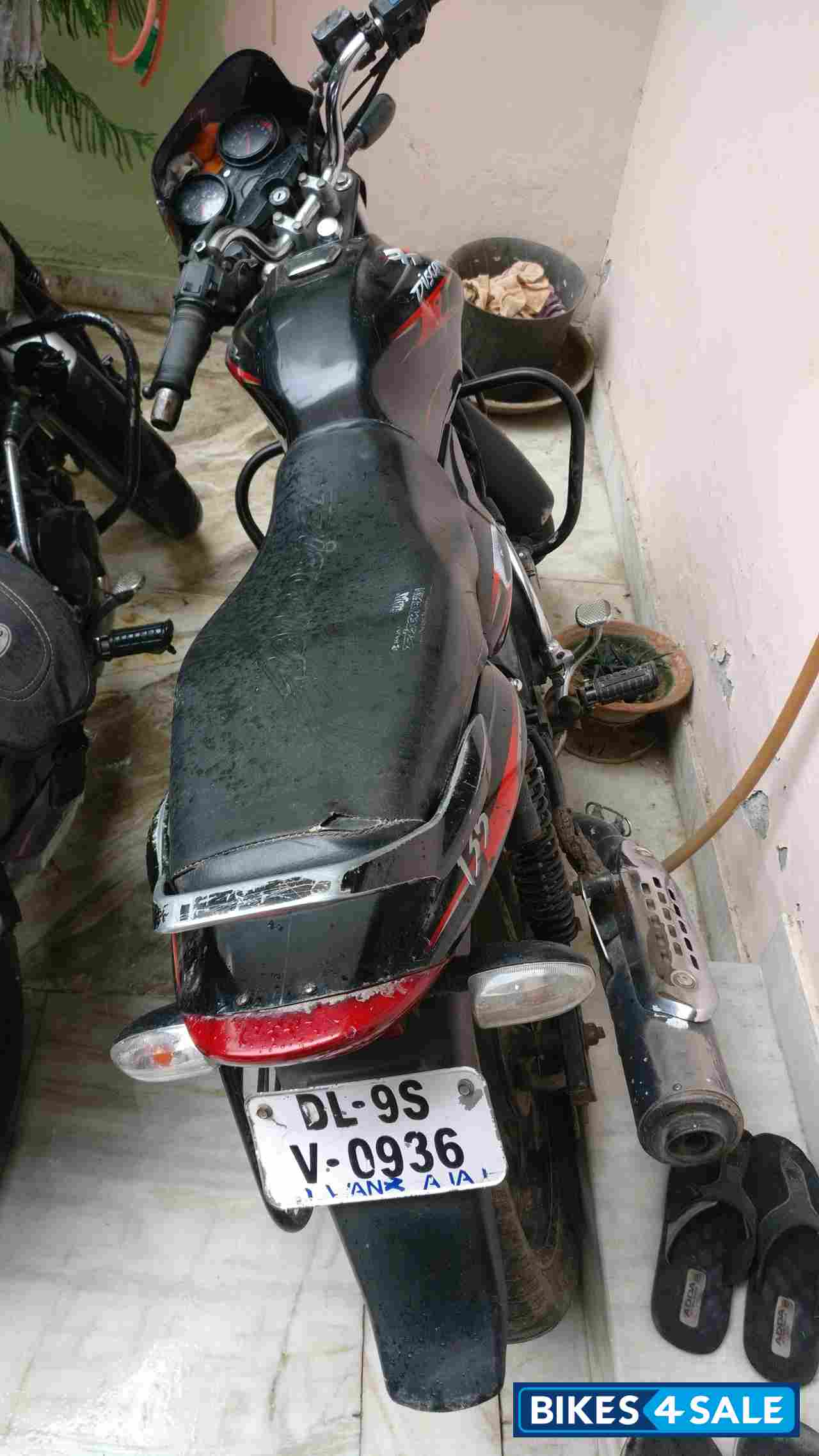 Black Bajaj Discover 125