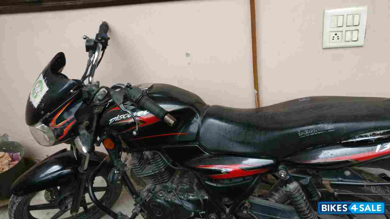 Black Bajaj Discover 125