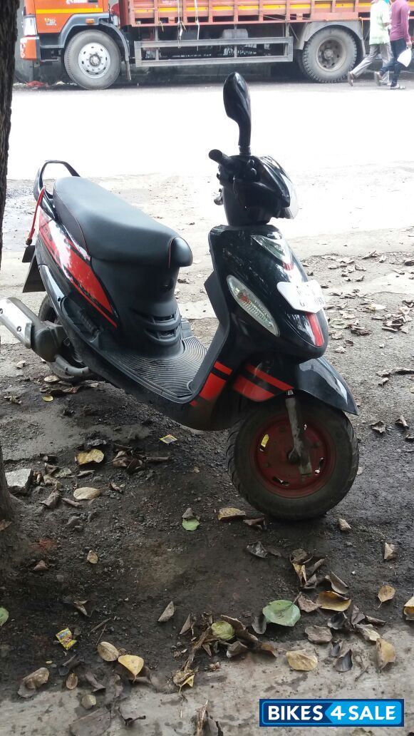 Black With Sporty Red Stripes Mahindra Rodeo UZO 125