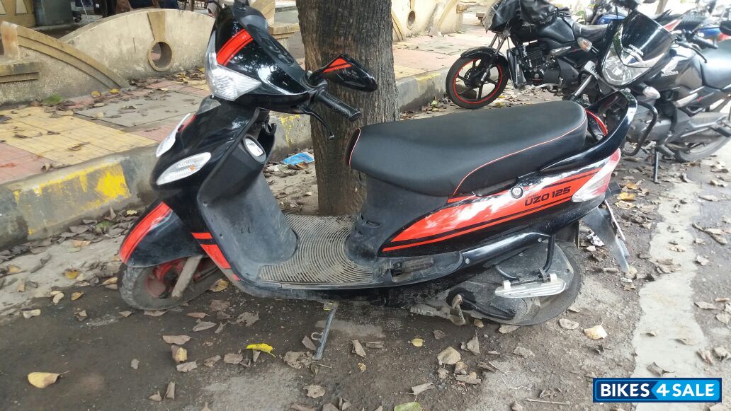 Black With Sporty Red Stripes Mahindra Rodeo UZO 125