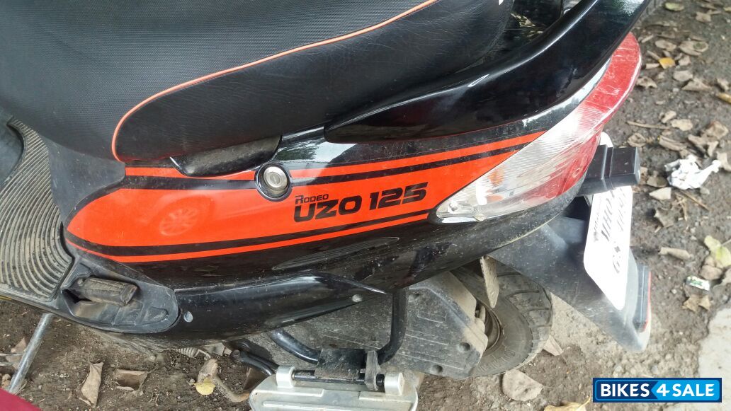 Black With Sporty Red Stripes Mahindra Rodeo UZO 125