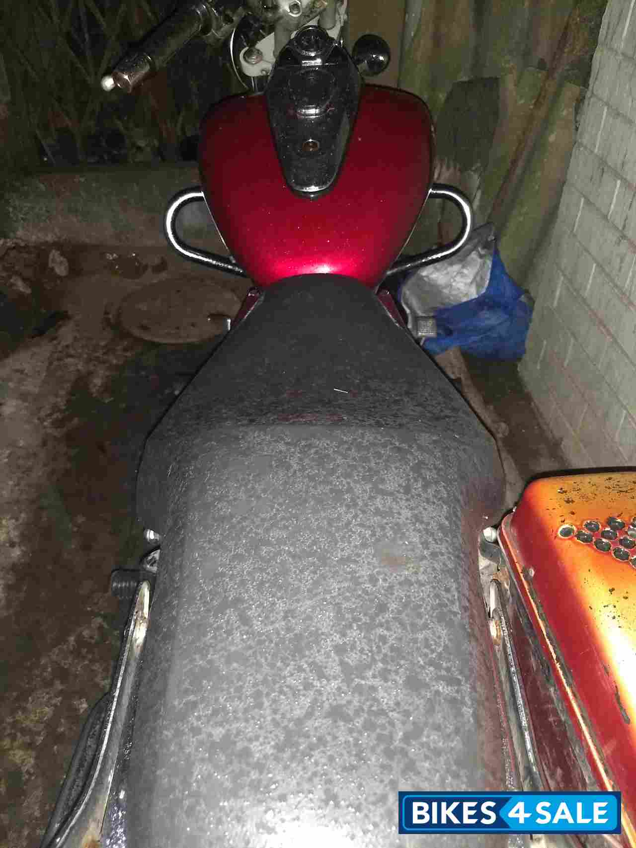 Red Bajaj Avenger 200 DTS-i