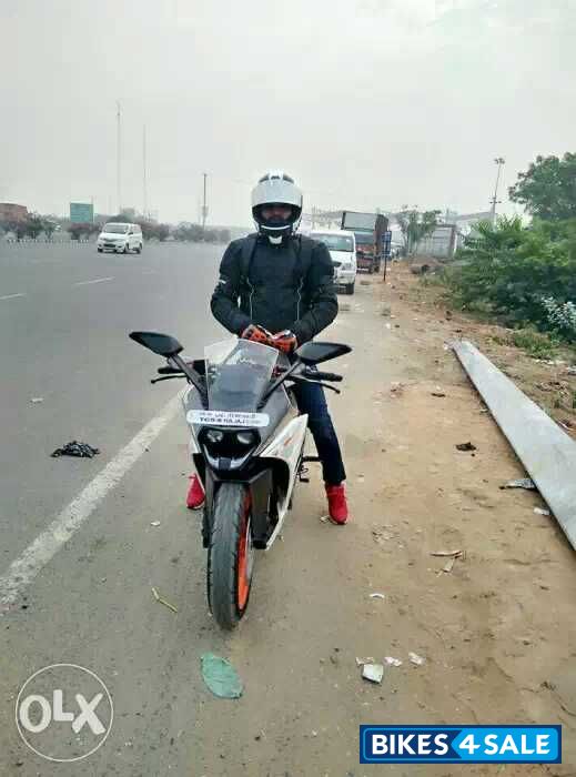 White KTM RC 390