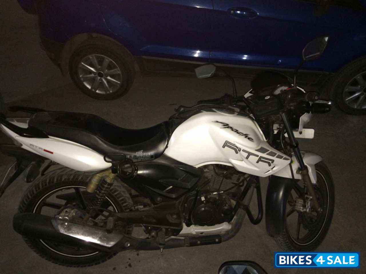 White TVS Apache RTR 180