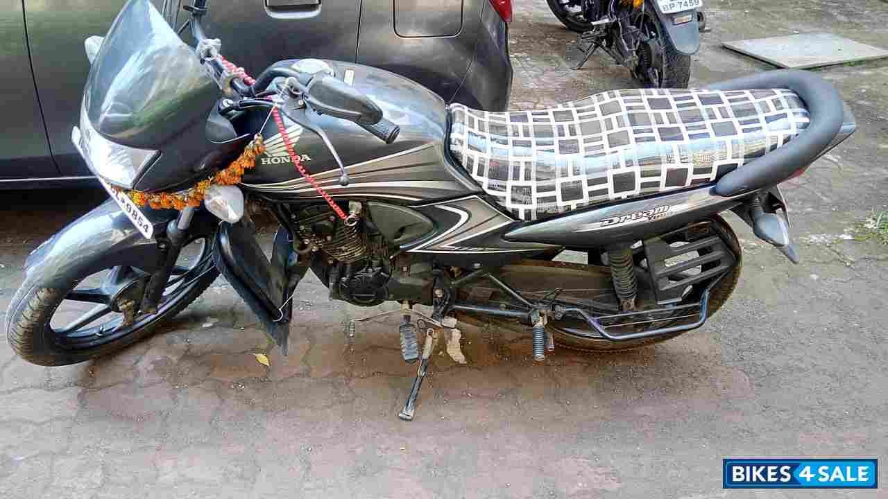 Grey Honda Dream Yuga