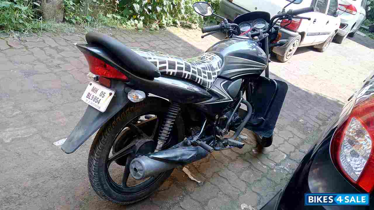 Grey Honda Dream Yuga