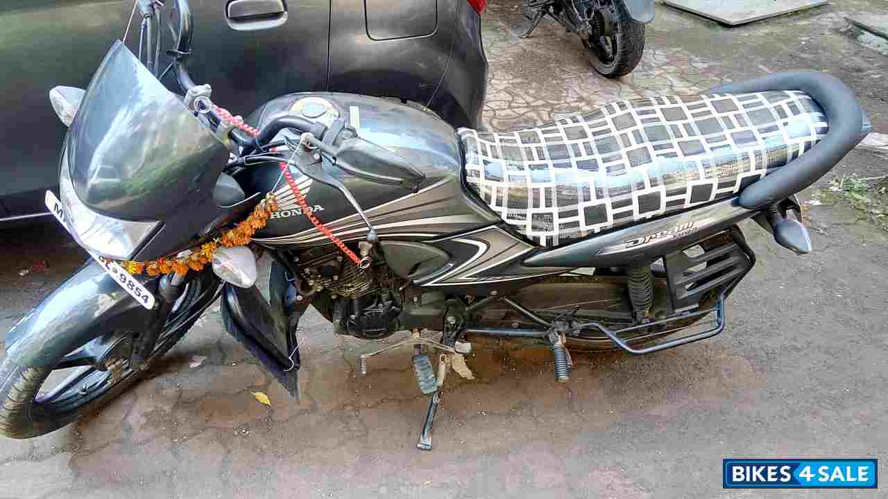 Grey Honda Dream Yuga
