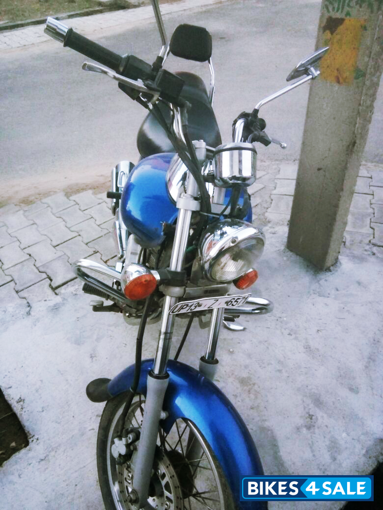 Blue Bajaj Avenger 220 DTS-i