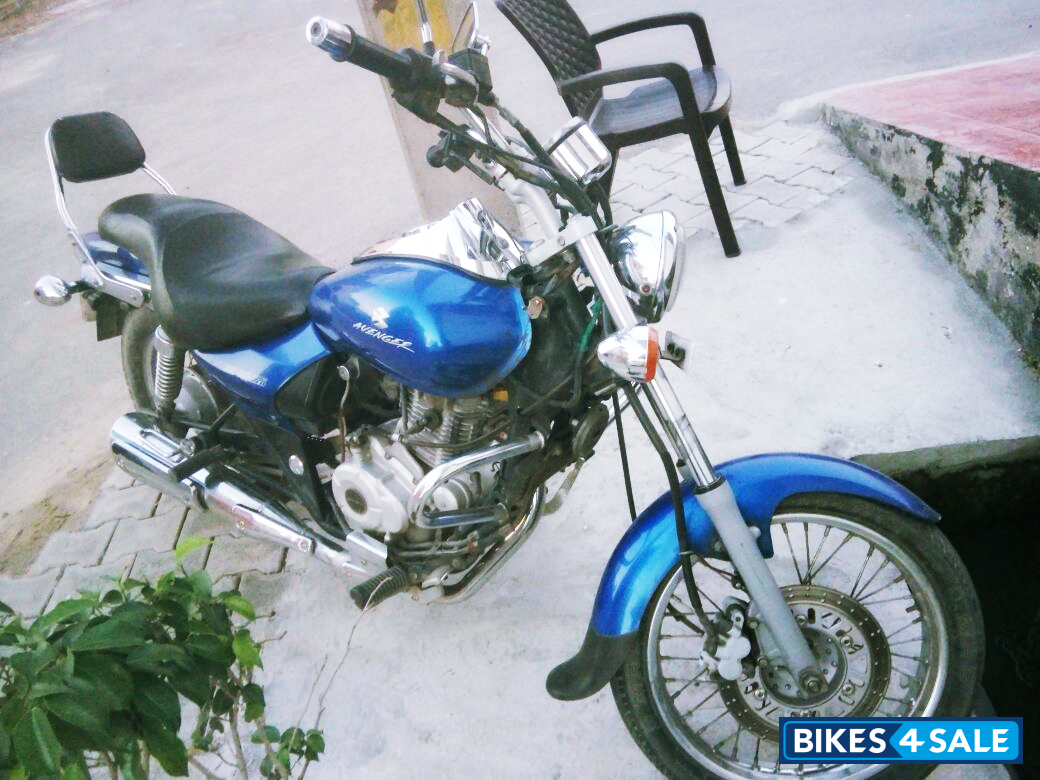 Blue Bajaj Avenger 220 DTS-i