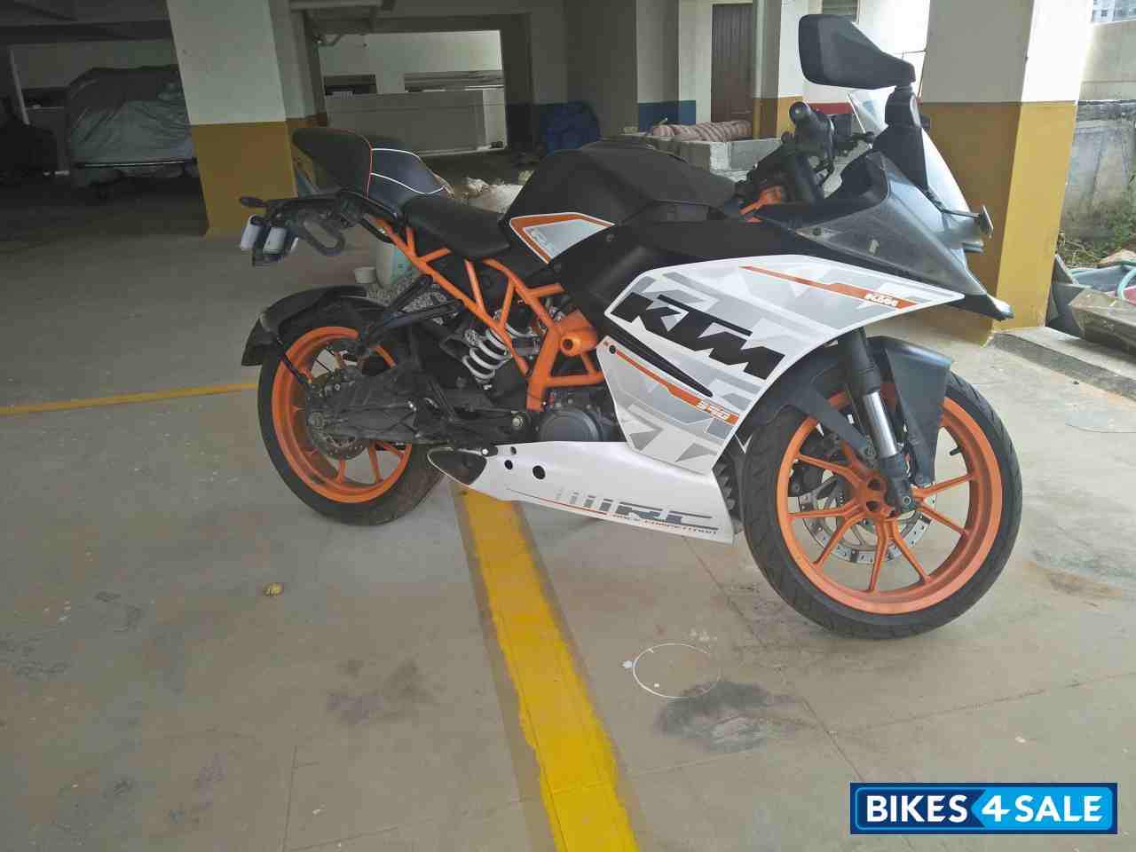 Orange KTM RC 390