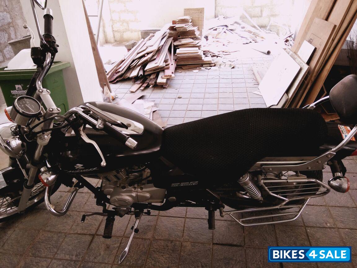 Black Bajaj Avenger 220 DTS-i