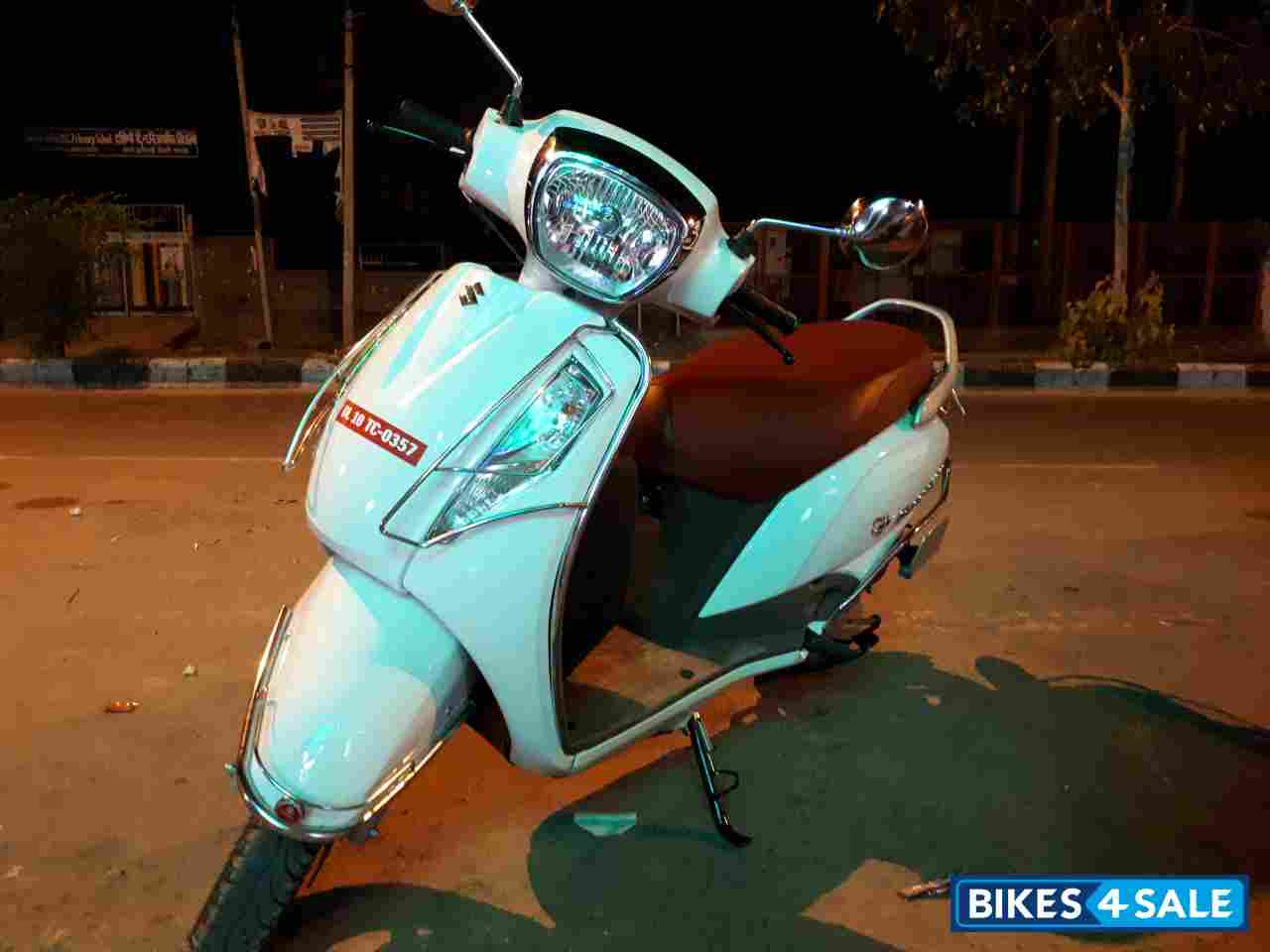 White Bajaj Avenger Street 220