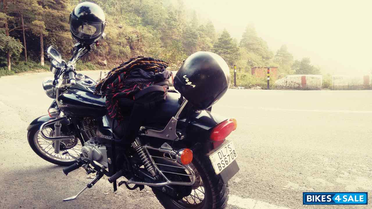 Black Bajaj Avenger 220 DTS-i