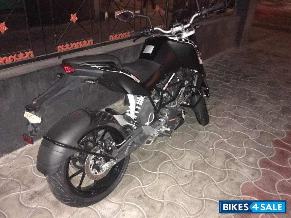 Black KTM Duke 200