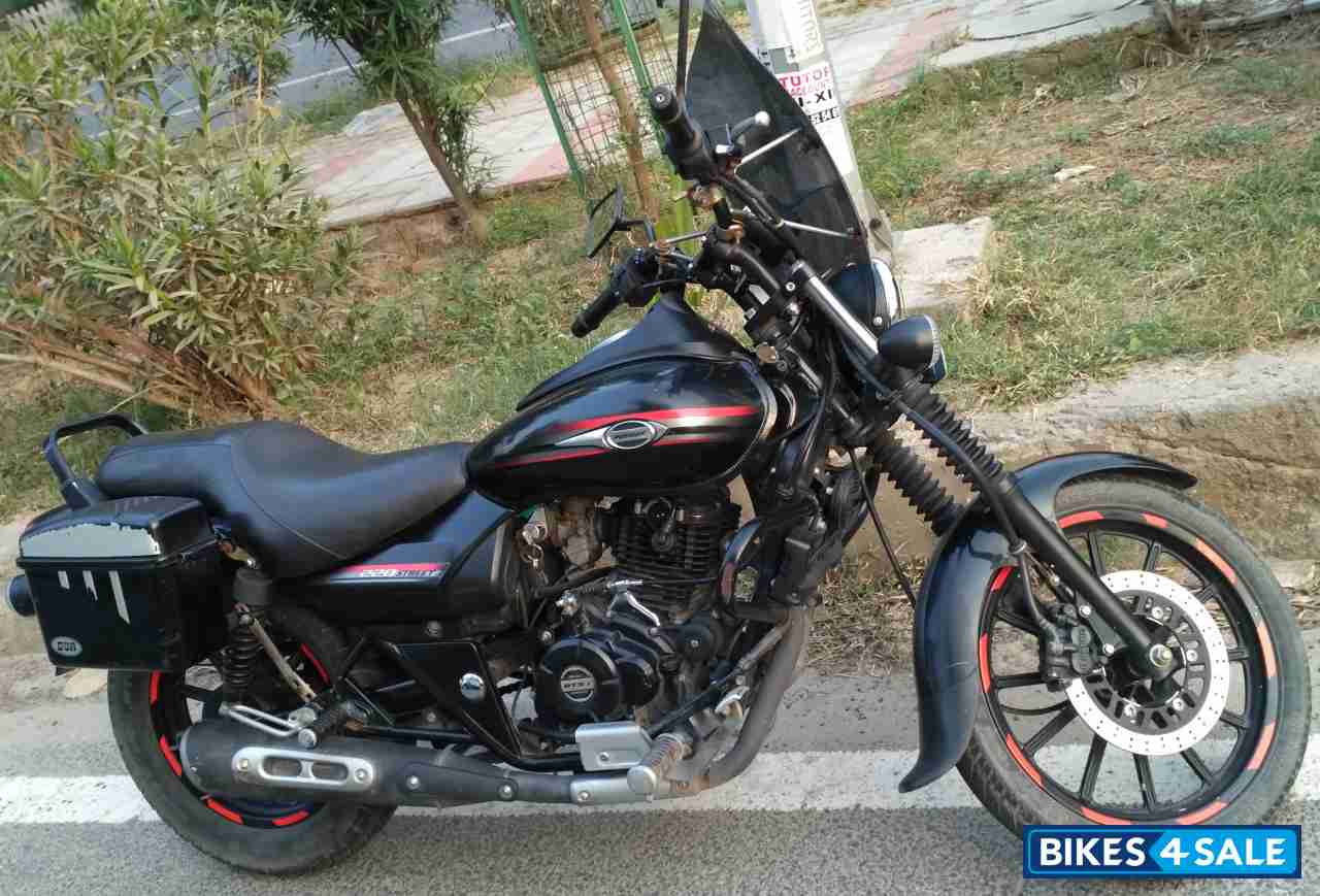 Matte Black Bajaj Avenger Street 220