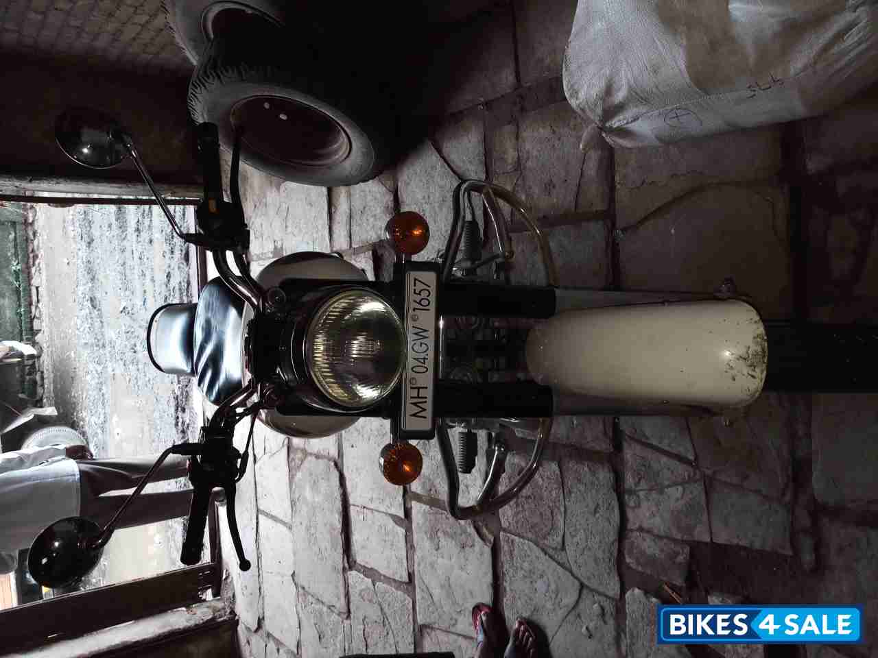 White Royal Enfield Classic 350