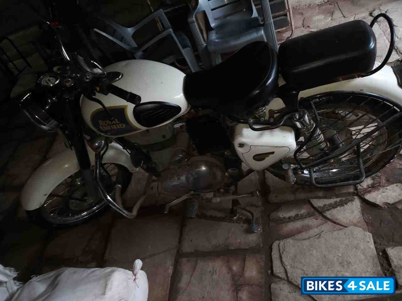 White Royal Enfield Classic 350