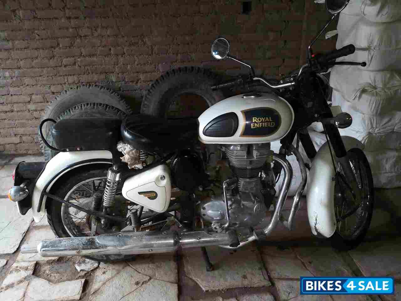 White Royal Enfield Classic 350