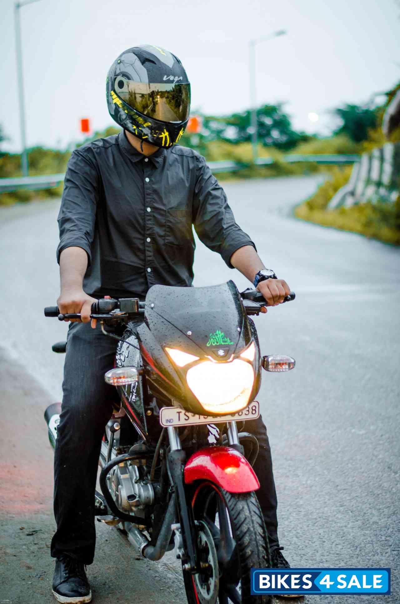 Red/black Bajaj Pulsar 150 DTSi