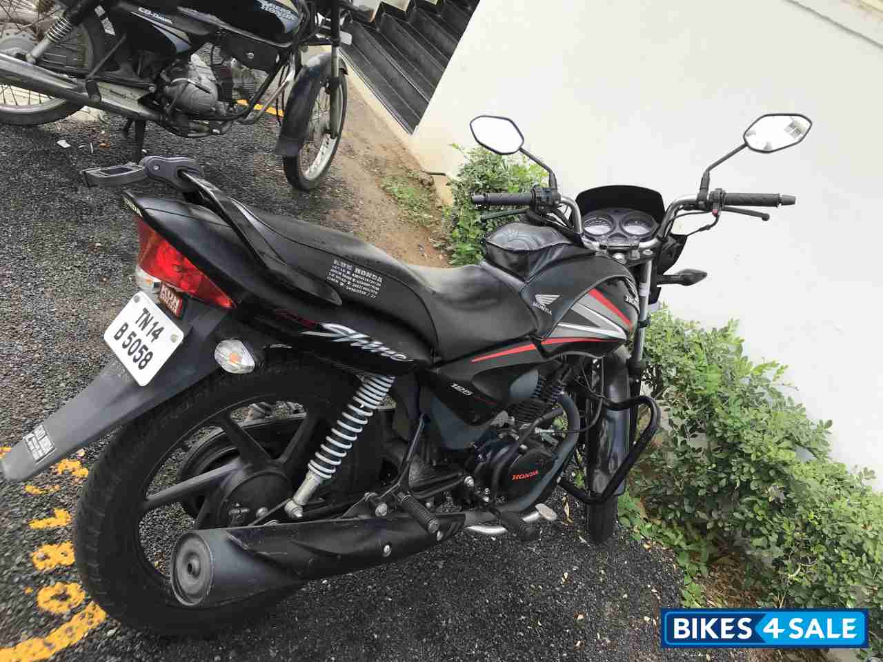 Black Honda CB Shine