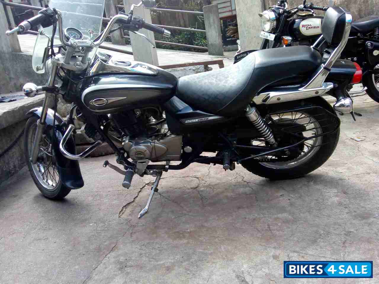 Black Bajaj Avenger Cruise 220