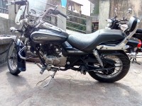 Black Bajaj Avenger Cruise 220