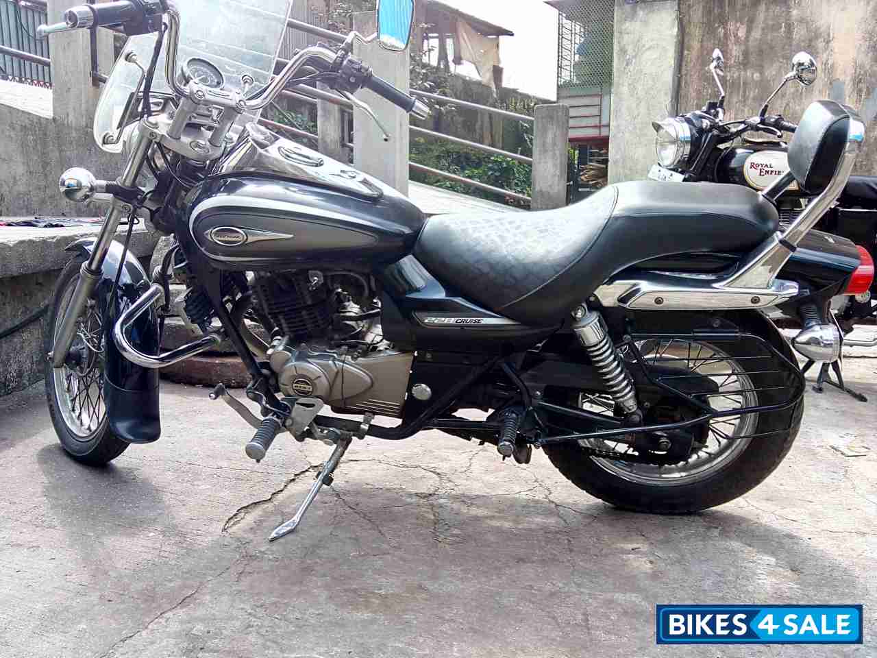 Black Bajaj Avenger Cruise 220