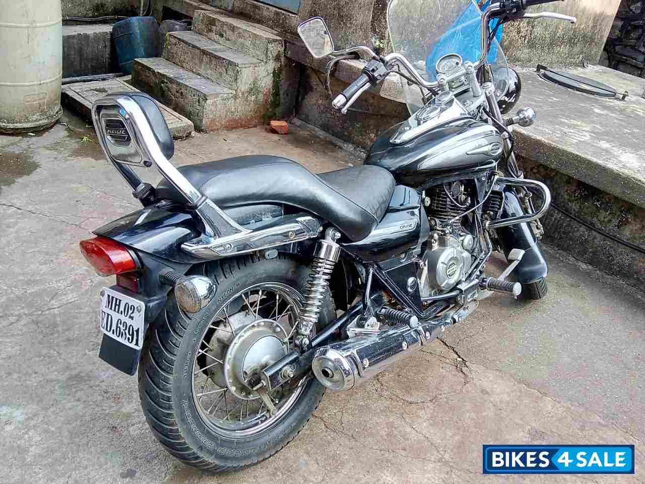 Black Bajaj Avenger Cruise 220
