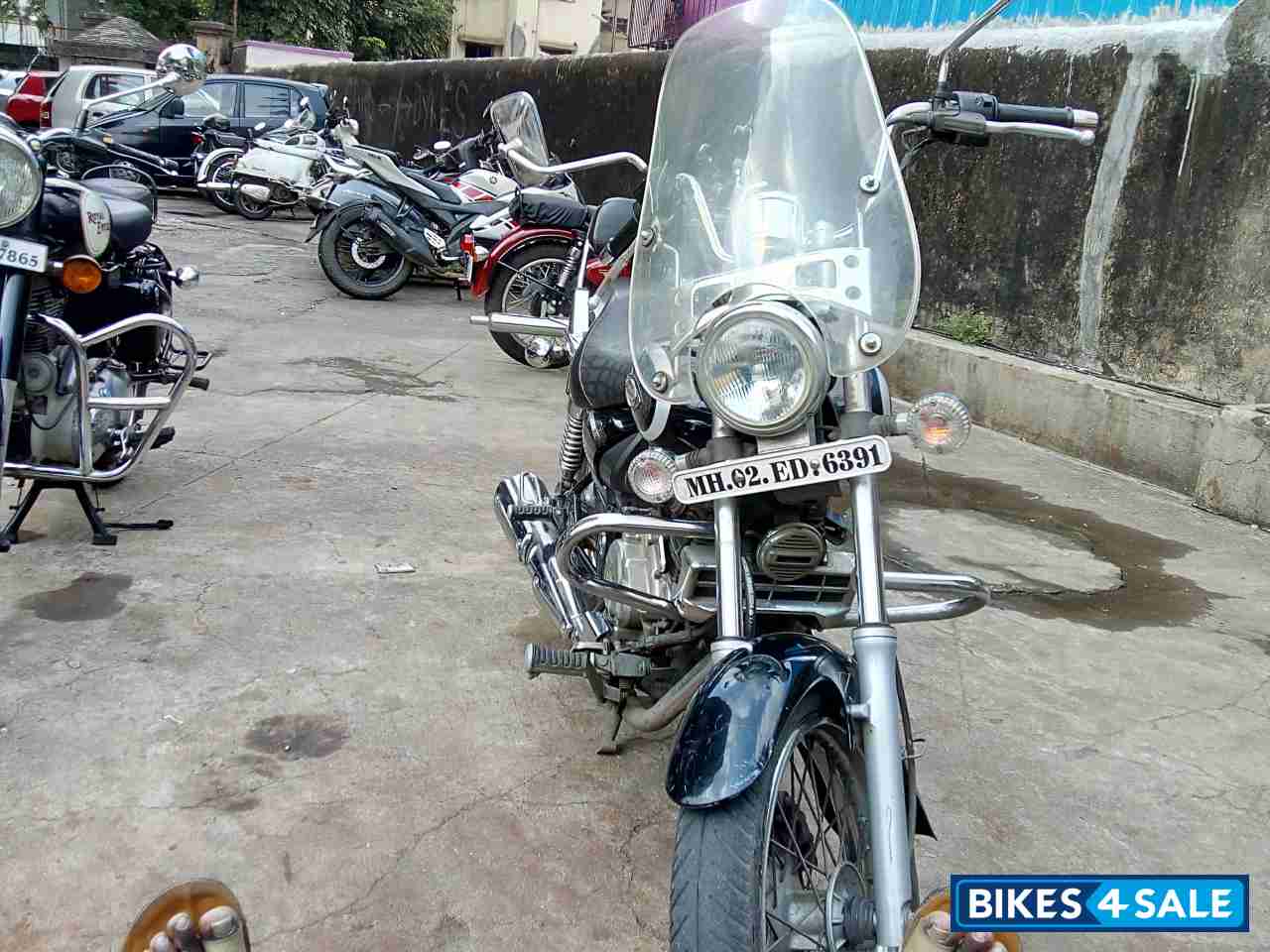 Black Bajaj Avenger Cruise 220