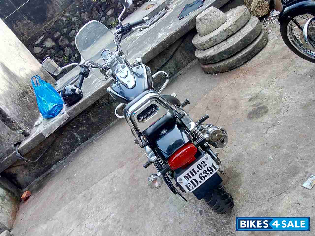 Black Bajaj Avenger Cruise 220