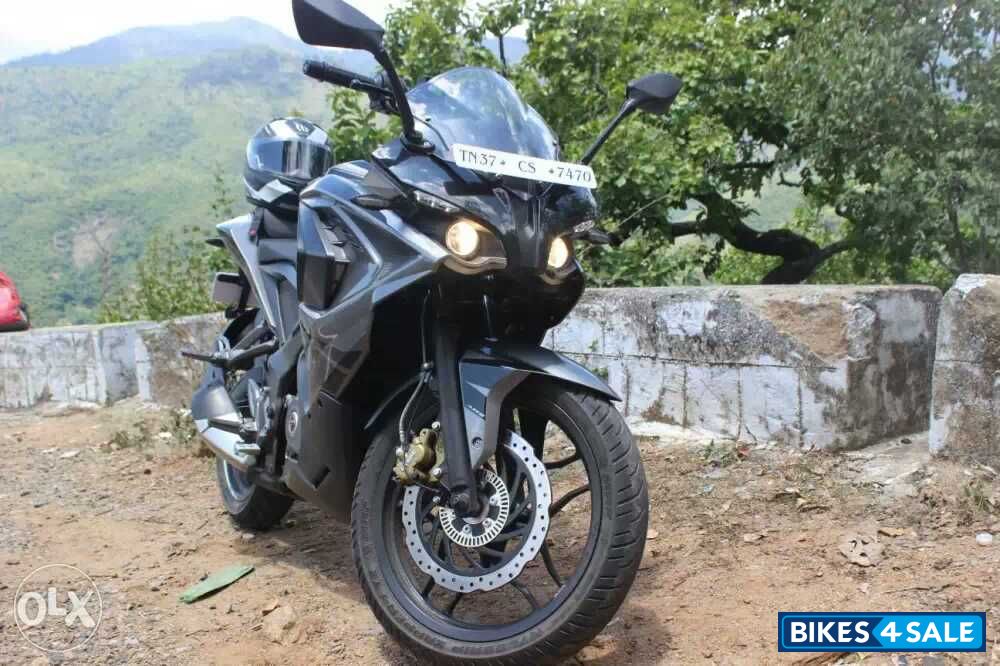Black And Grey Bajaj Pulsar RS 200
