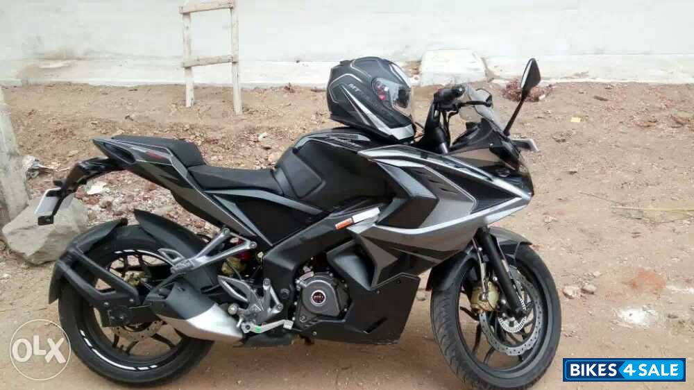 Black And Grey Bajaj Pulsar RS 200