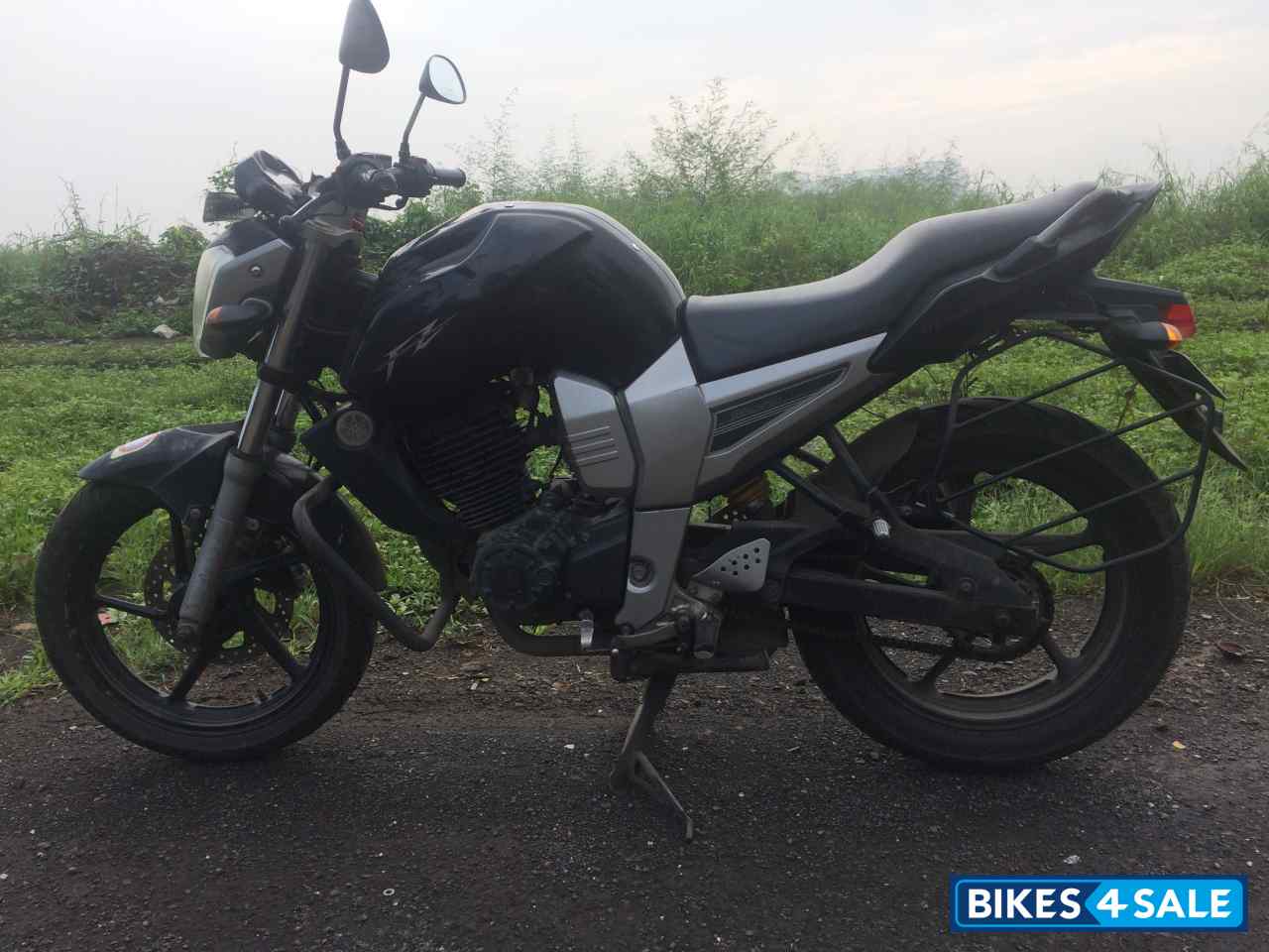 Black Yamaha FZ16 Black Yamaha FZ16