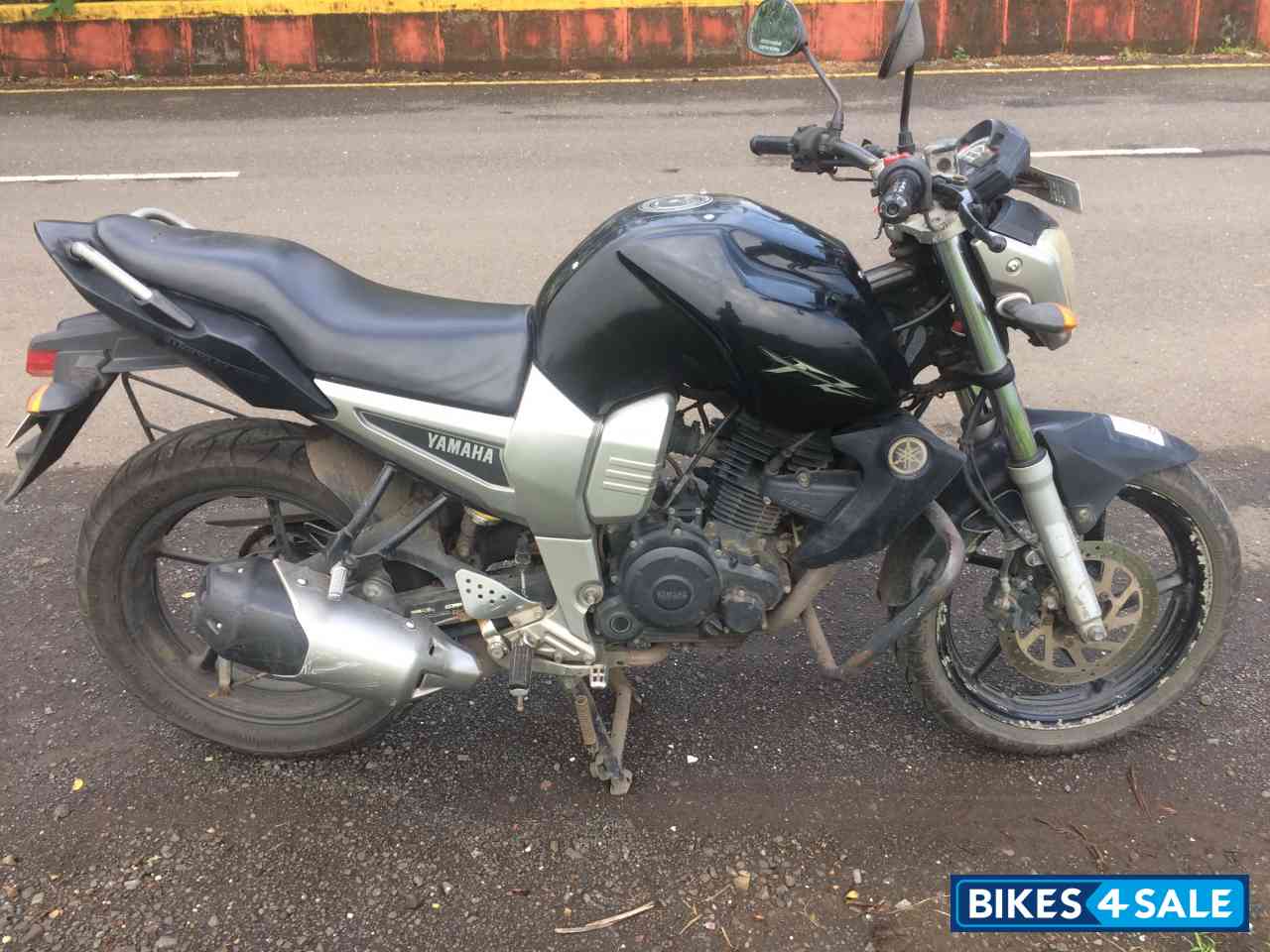 Black Yamaha FZ16 Black Yamaha FZ16