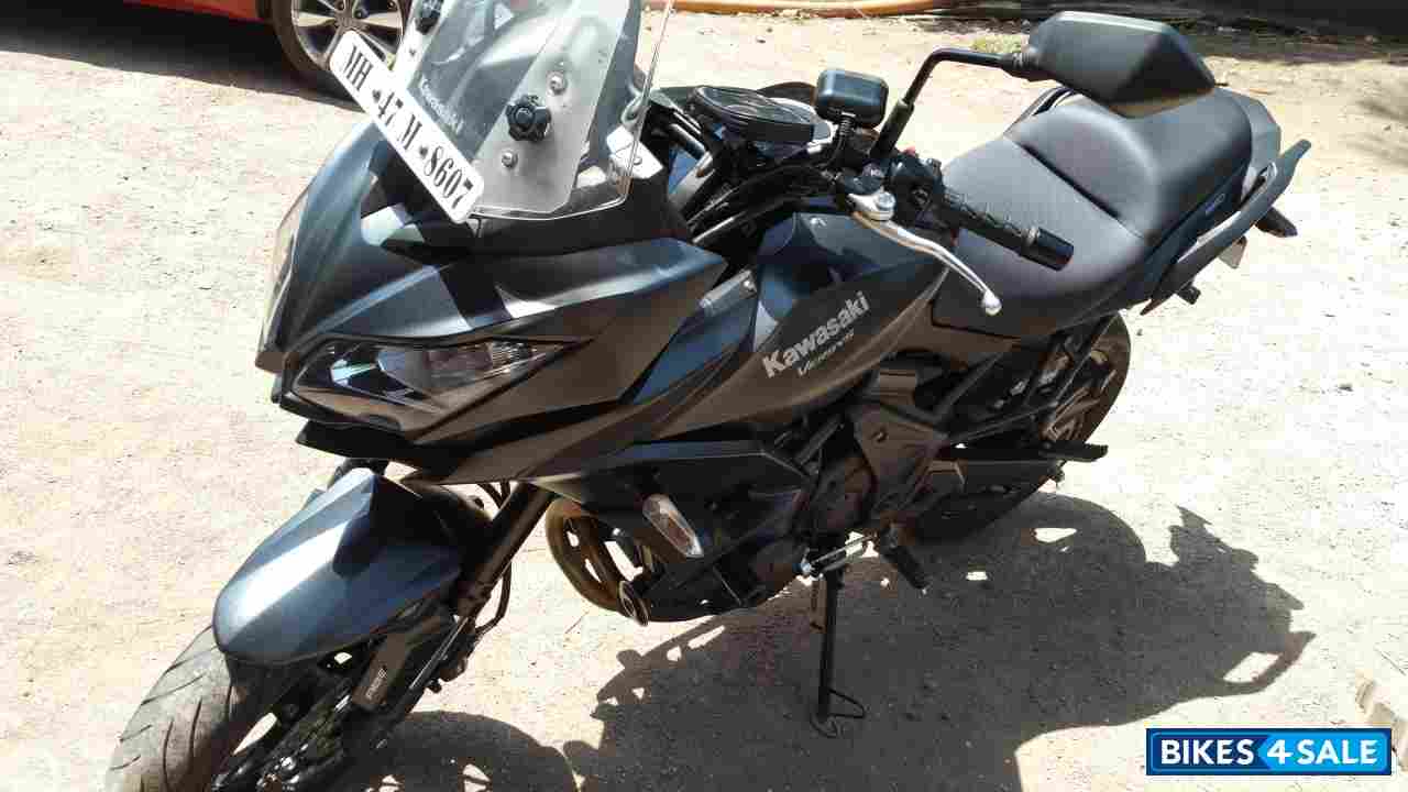 Black Kawasaki Versys 650
