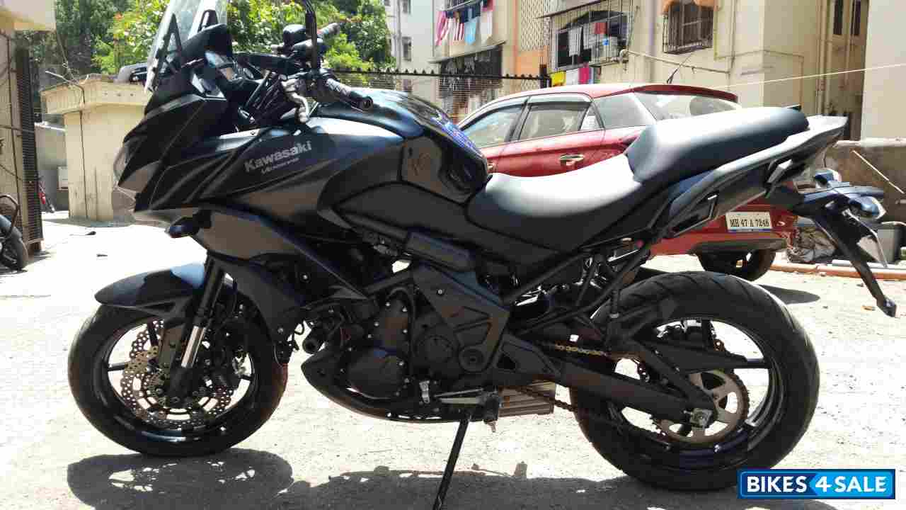 Black Kawasaki Versys 650