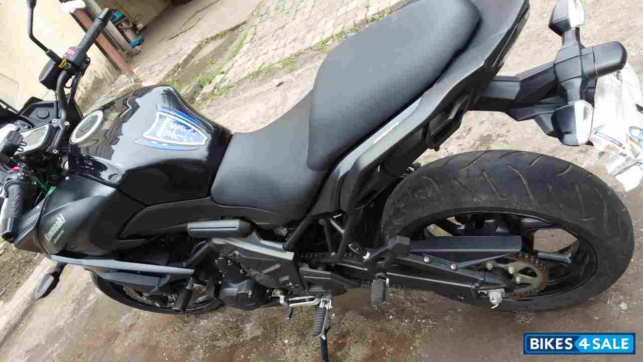 Black Kawasaki Versys 650