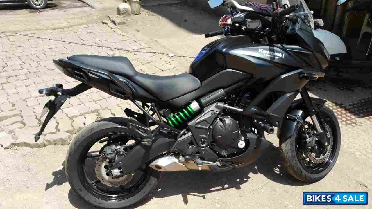 Black Kawasaki Versys 650