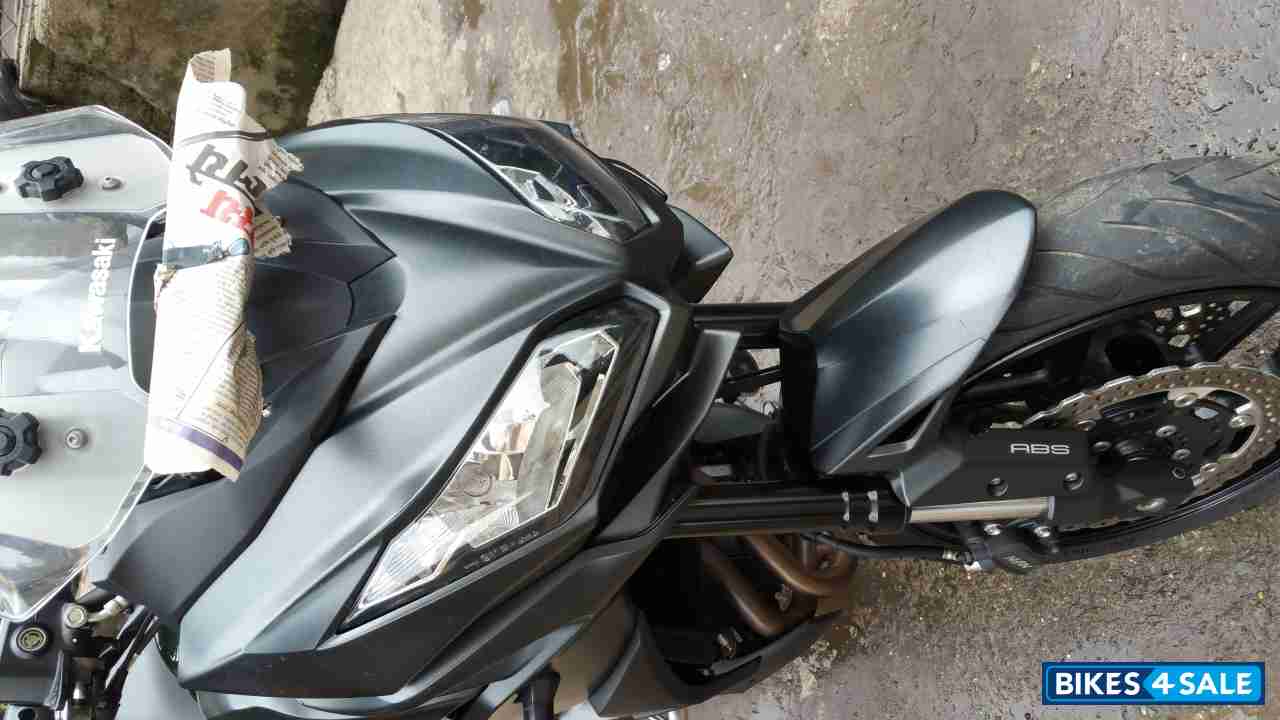 Black Kawasaki Versys 650
