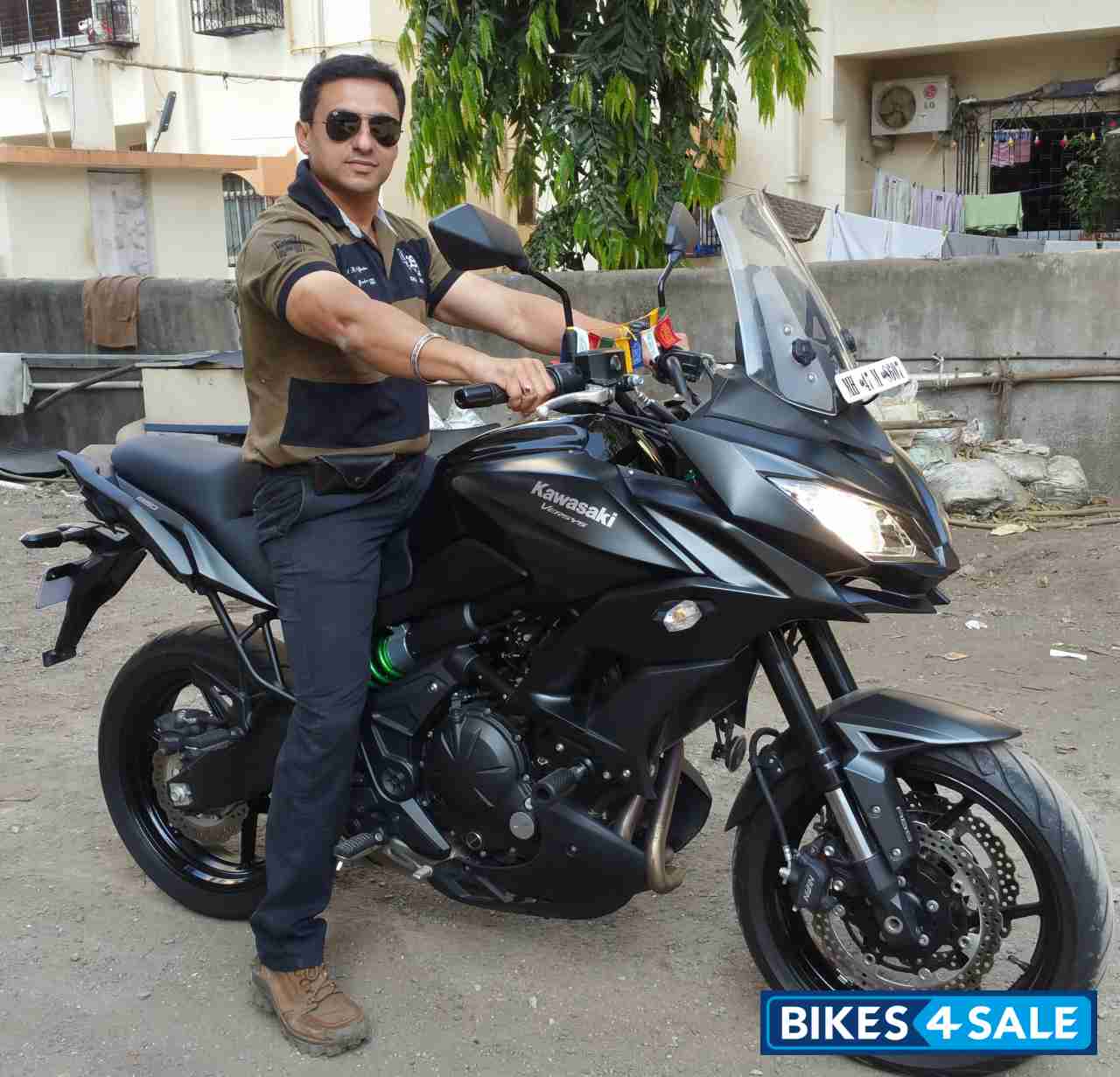 Black Kawasaki Versys 650