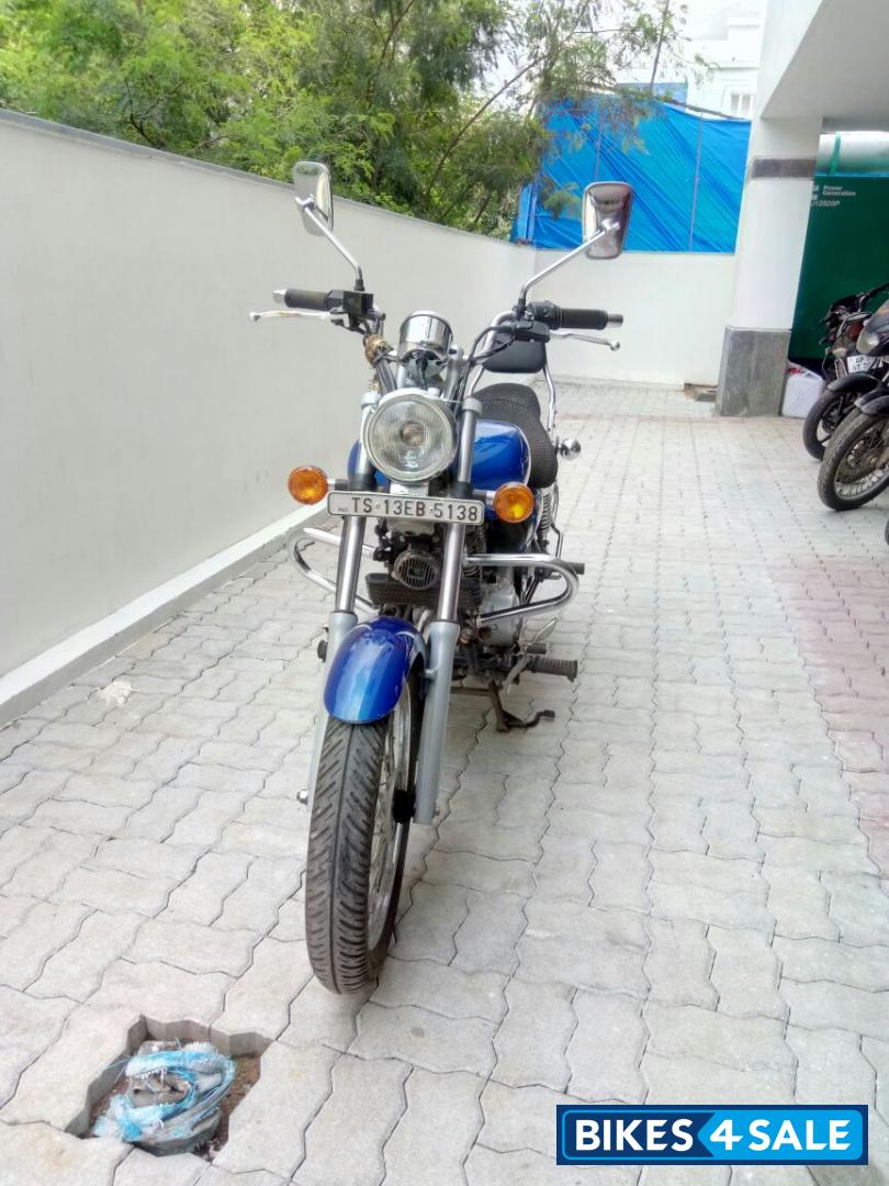 Blue Bajaj Avenger 220 DTS-i