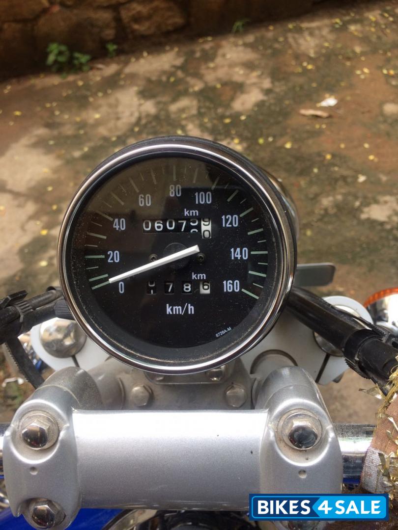 Blue Bajaj Avenger 220 DTS-i