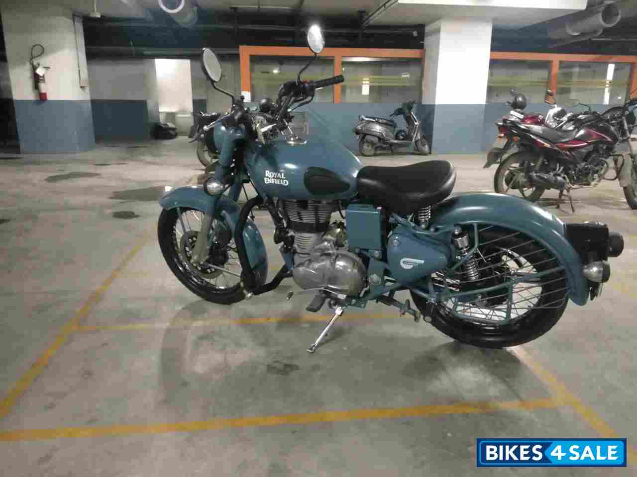 Squadron Blue Royal Enfield Classic Squadron Blue