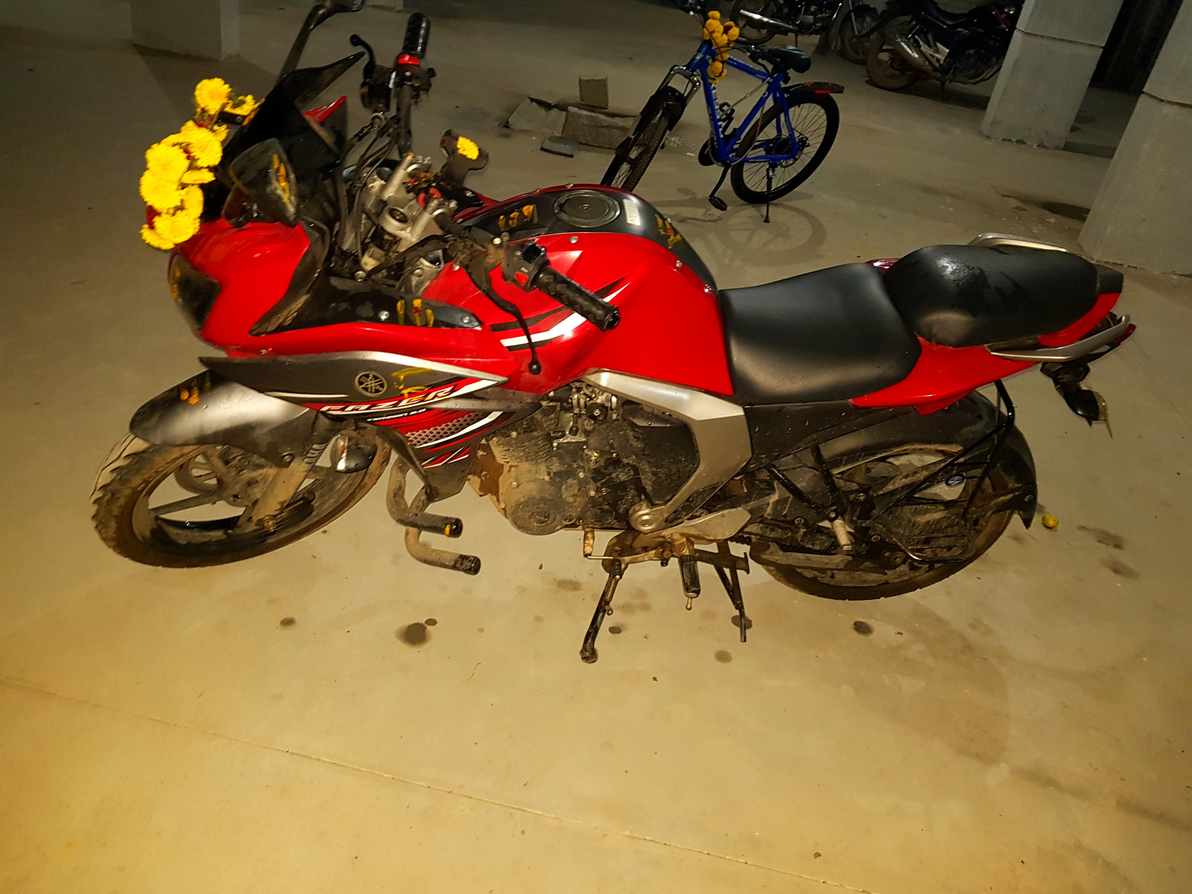 Red Yamaha Fazer FI V2