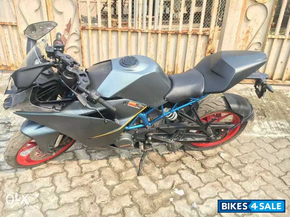 Black KTM RC 200