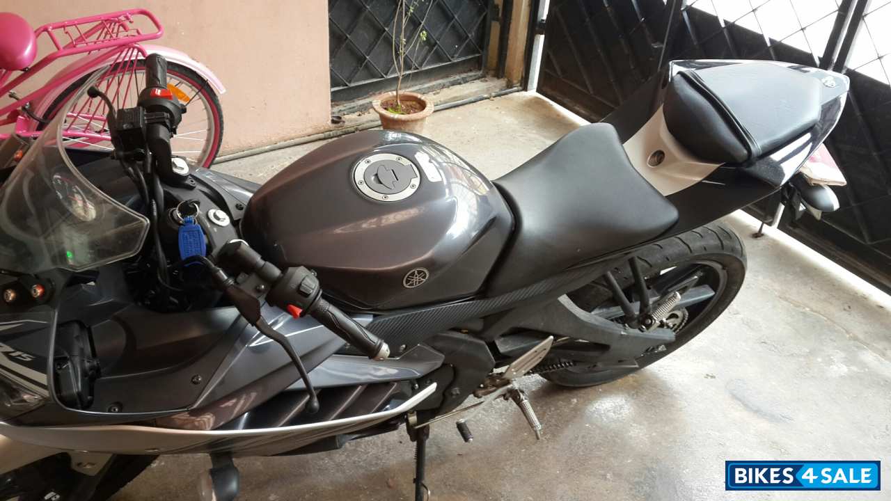 Grey Yamaha YZF R15 Grey Yamaha YZF R15
