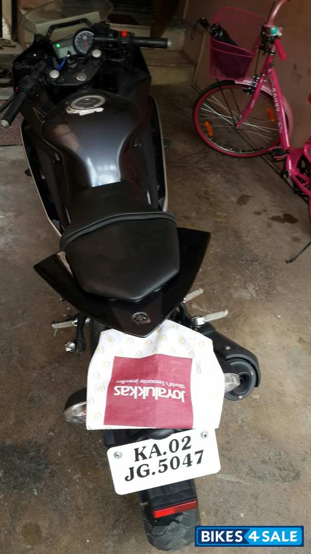 Grey Yamaha YZF R15 Grey Yamaha YZF R15