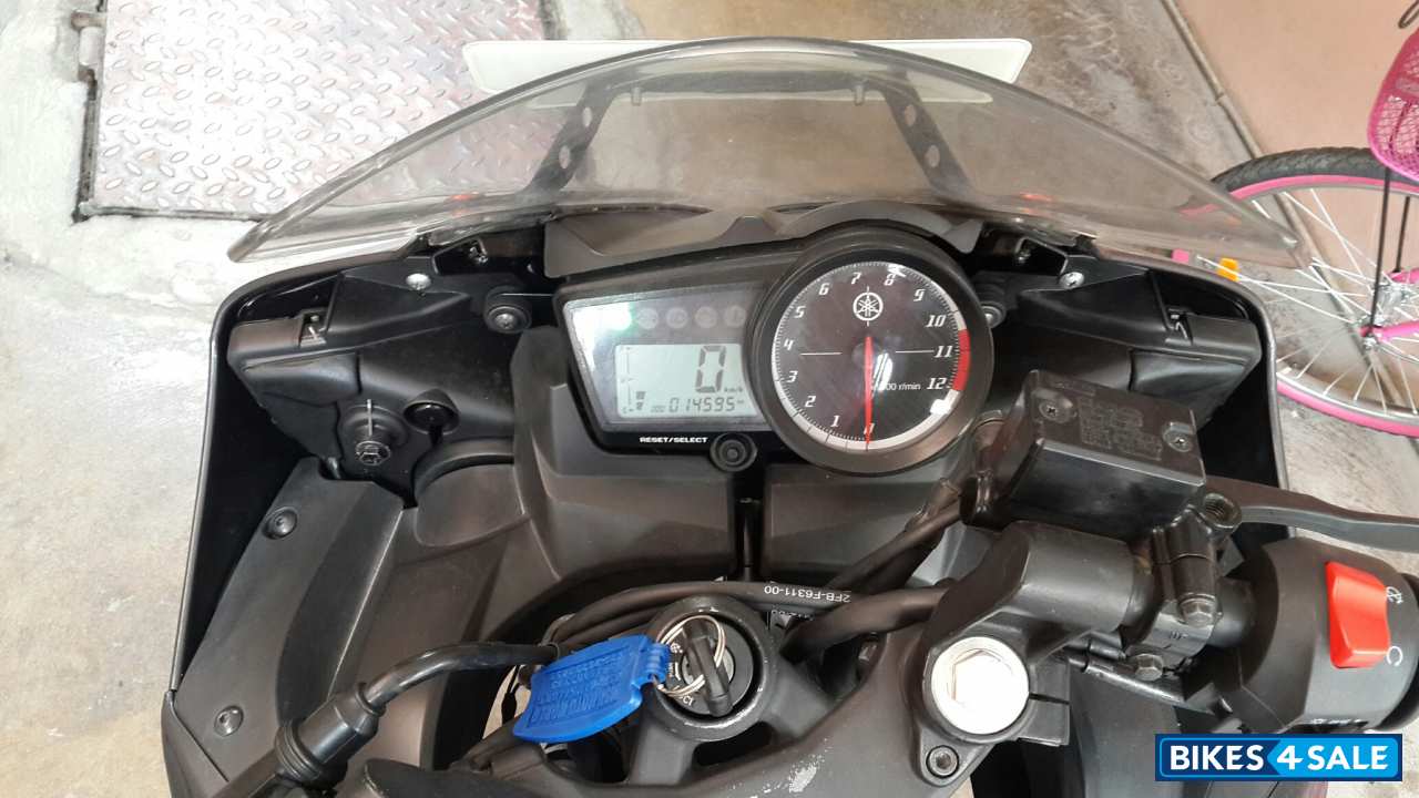 Grey Yamaha YZF R15 Grey Yamaha YZF R15