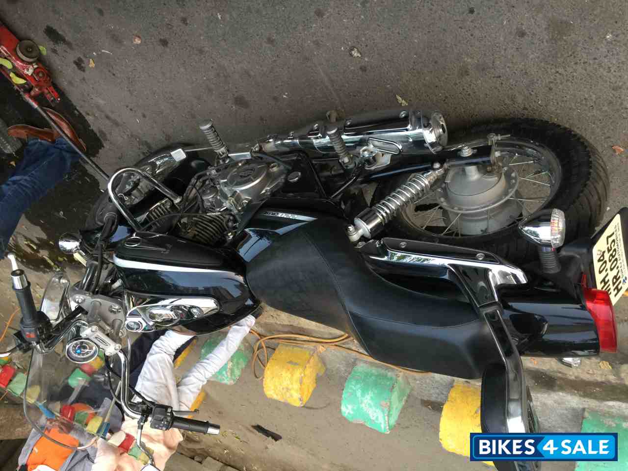 Black Bajaj Avenger Cruise 220