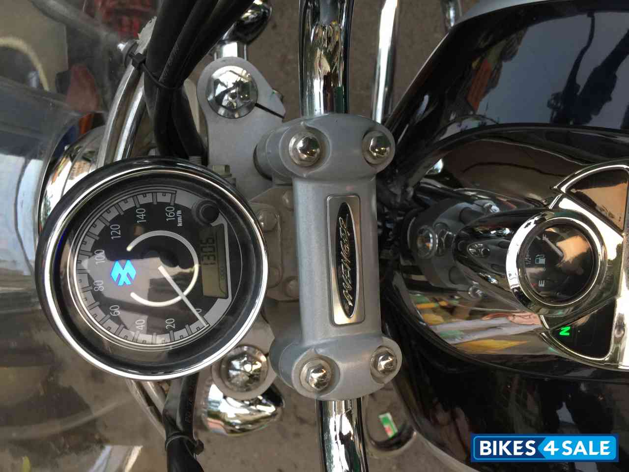 Black Bajaj Avenger Cruise 220